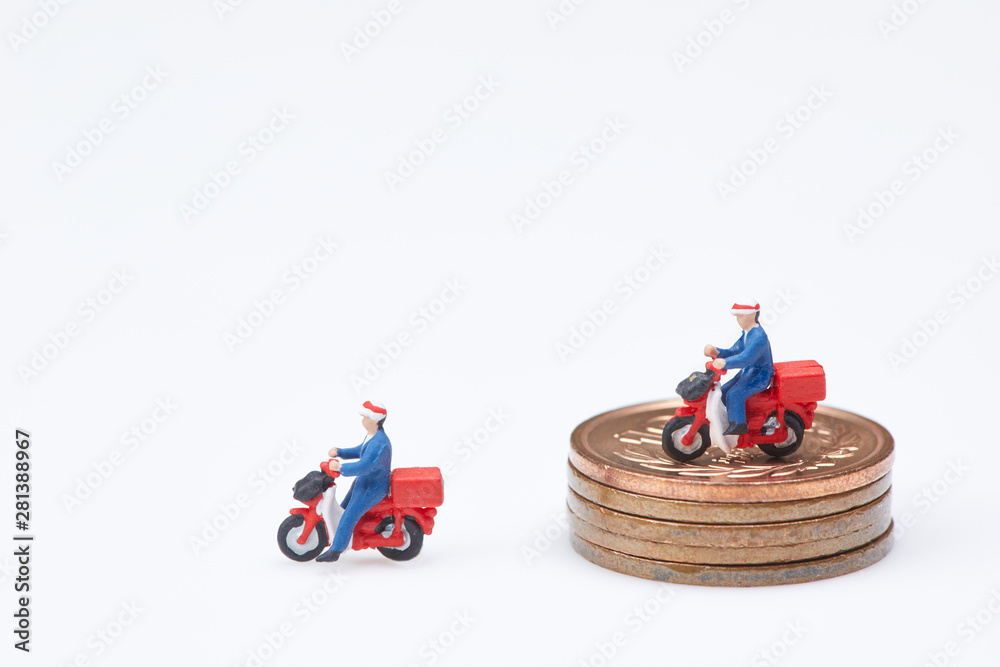 Fototapeta premium ミニチュア人形を使った郵便配達と料金のイメージ