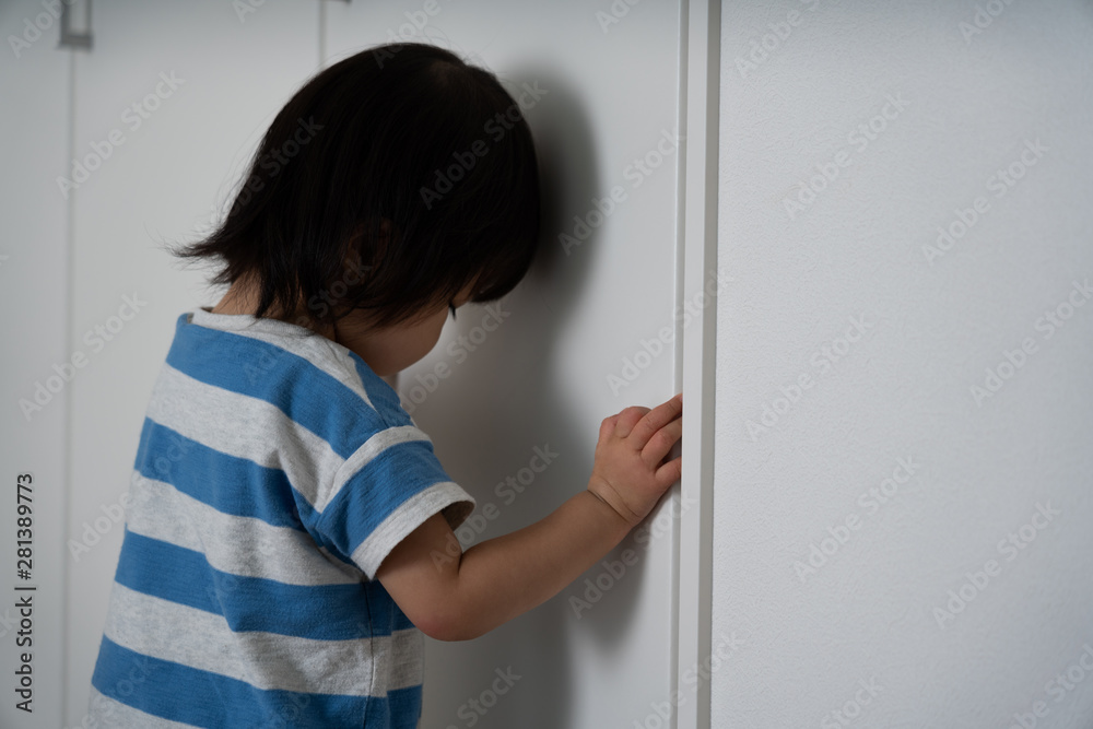 壁にうなだれる子供 壁にうなだれる子供