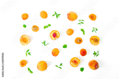 Fototapeta Naklejka Na Ścianę i Meble -  Fruit pattern of ripe peaches with leaves isolated on white background. Top view. Flat lay