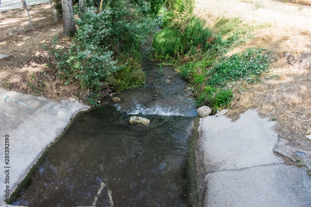 Obraz premium river stream from stone bridge