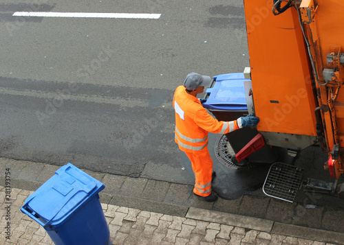 Müll, Mann, Müllauto, Papiermüll wird abgefahren