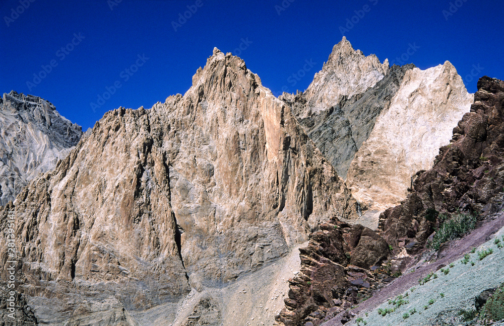 Faszinierende Bergwelt in Ladakh - Indiens einsamer und rauher Norden ist traumhaft schön und gehört zum Himalaja und ist kaum besiedelt