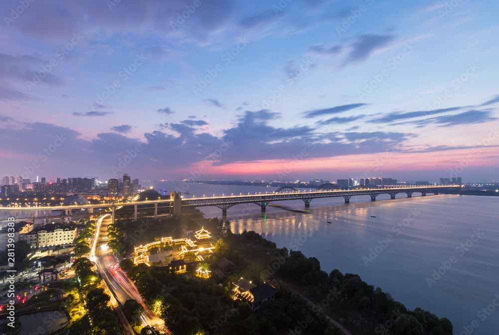 Fototapeta premium jiujiang combined bridge at night