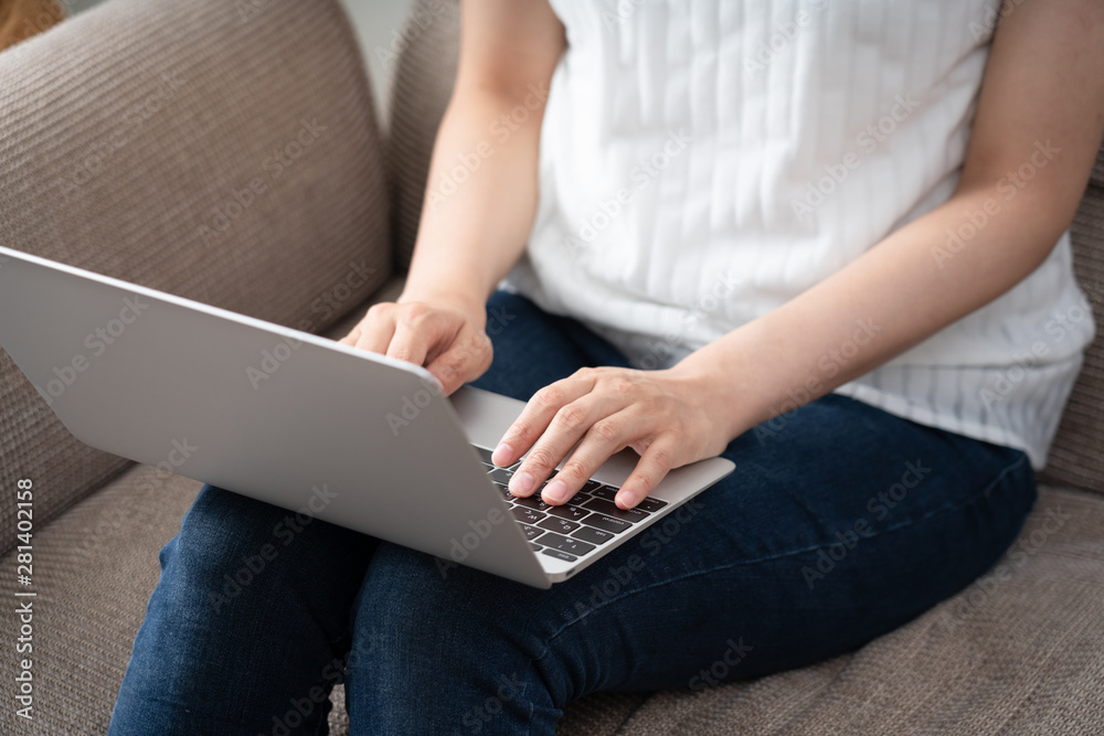 Naklejka premium ノートパソコンを使う女性