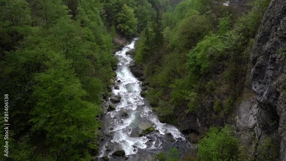 Zeitlupe Schwenk in den französischen Alpen an einem regnerischen Tag über einen Fluß mit Blick auf Berge Zeitlupe Schwenk in den französischen Alpen an einem regnerischen Tag über einen Fluß mit Blick auf Berge