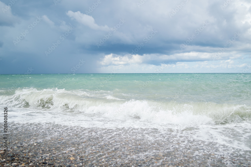Fototapeta premium Fala na plaży, morska piana w morzu, sztormowe morze