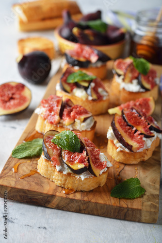Open sandwiches with ricotta cheese, honey and figs