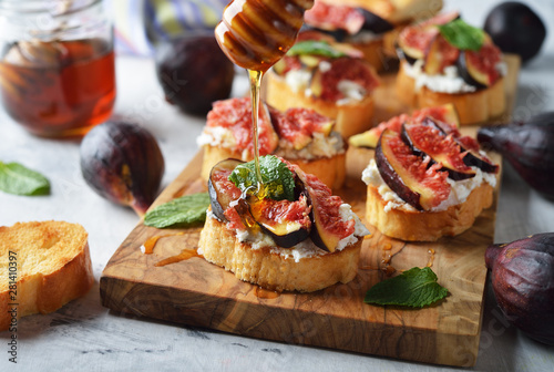Sandwiches with ricotta cheese, honey and figs