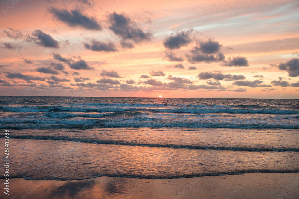 Schöne Ozeanlandschaft mit  Sonnenuntergang in den Niederlanden, Strand, Meer, Sonne über Skyline, Horizont, warme Farben  