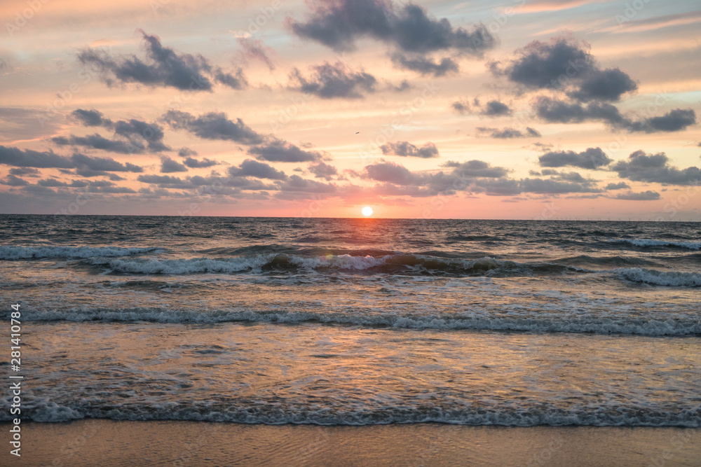 Schöne Ozeanlandschaft mit  Sonnenuntergang in den Niederlanden, Strand, Meer, Sonne über Skyline, Horizont, warme Farben  