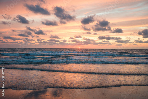 Schöne Ozeanlandschaft mit Sonnenuntergang in den Niederlanden, Strand, Meer, Sonne über Skyline, Horizont, warme Farben  