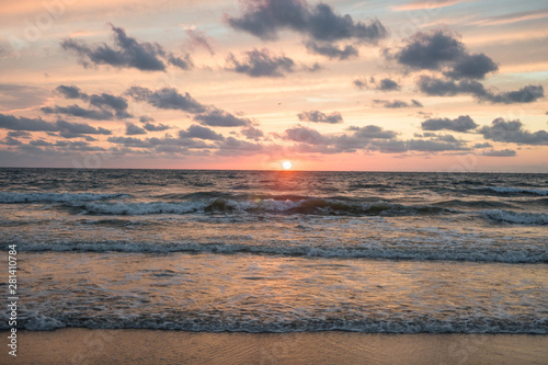 Sch  ne Ozeanlandschaft mit  Sonnenuntergang in den Niederlanden  Strand  Meer  Sonne   ber Skyline  Horizont  warme Farben   