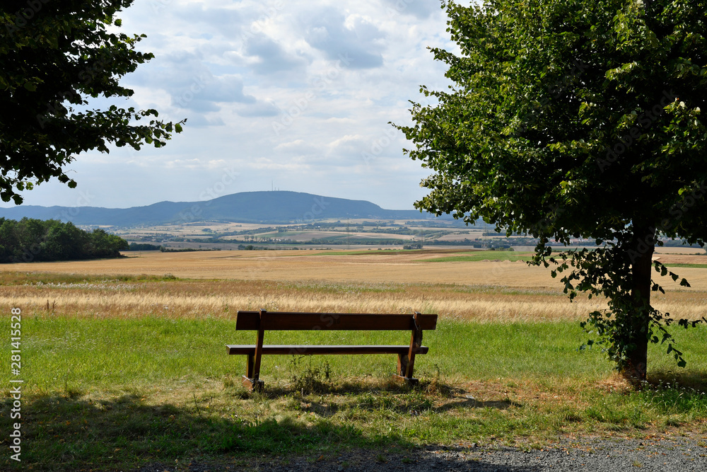 pfälzer feldlandschaft vor dem donnersberg pfälzer feldlandschaft vor dem donnersberg