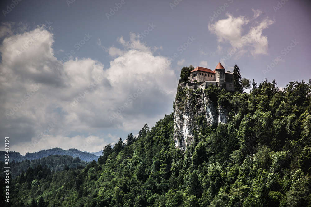 Chateau surplombant le lac de Bled en Slovénie