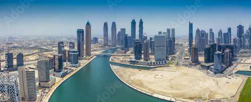 Widok z lotu ptaka panorama na centrum Dubaju, ZEA, w letni dzień.