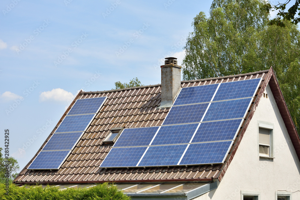 Fototapeta premium Solaranlage auf kleinem Hausdach