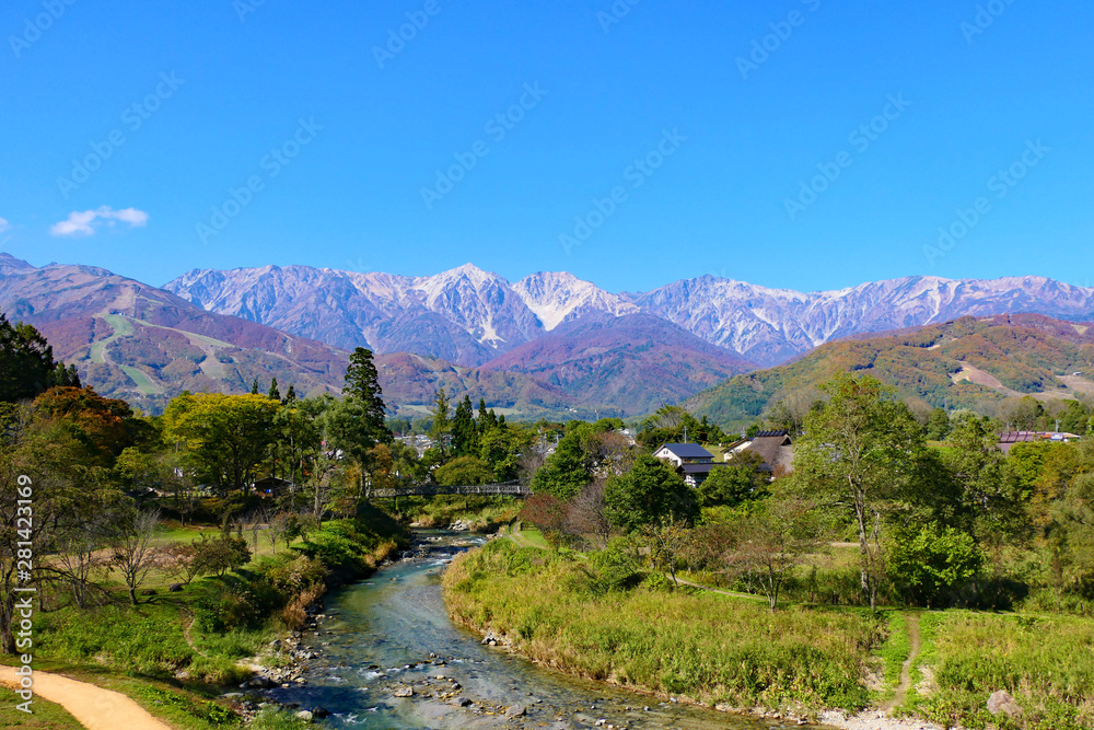 中部山岳国立公園。大出の吊り橋と北アルプス、白馬三山。長野　日本。１０月下旬。