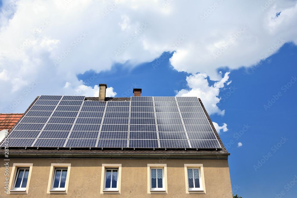 Fototapeta premium Solarzellen auf Wohnhaus