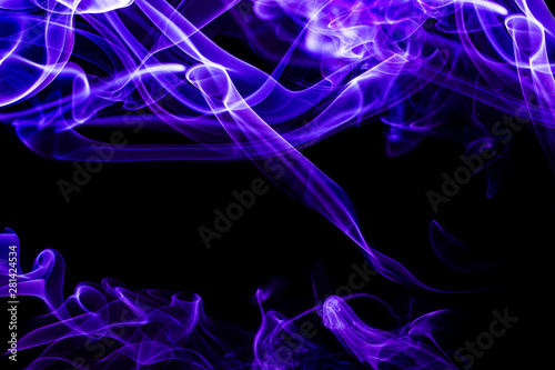 Czarne tło z niebieskimi i fioletowymi kształtami utworzonymi z dymu. Abstrakcyjne formy i wolna przestrzeń na tekst.