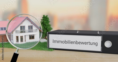 Immobilien-Bewertung. Akten-Ordner, Modell eines Hauses, Baum und Rasen bewegen sich in das Sichtfeld. Animierte Lupe erscheint. Aktenordner wird mit dem Wort Immobilienbewertung beschriftet.
