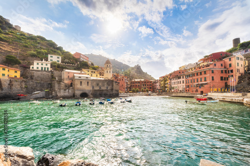 Fototapeta Naklejka Na Ścianę i Meble -  Panorama of sunny Vernazza beach in summer