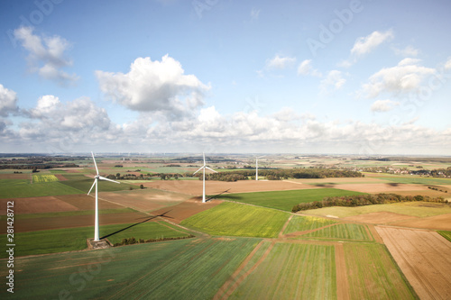Vue aérienne d'éoliennes dans des champs en pleine campagne Française