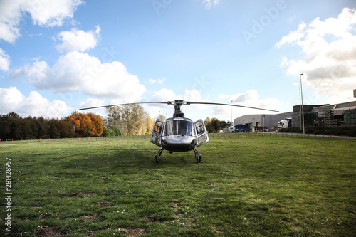 Hélicoptère écureuil as-350b écureuil posé sur le gazon 