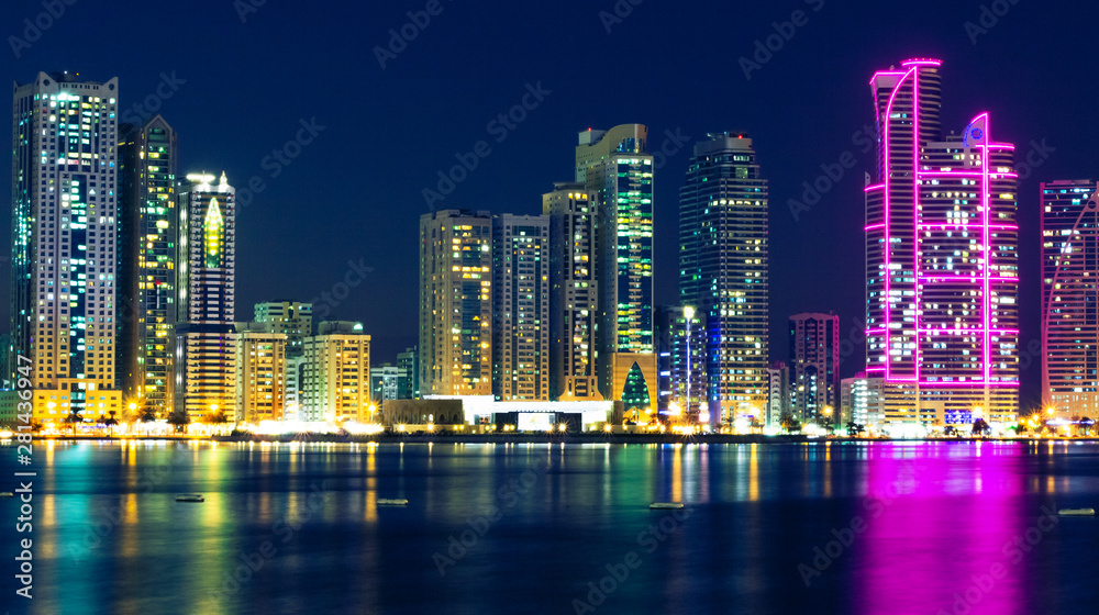 Fototapeta premium Panoramę Szardży nocą, Zjednoczone Emiraty Arabskie