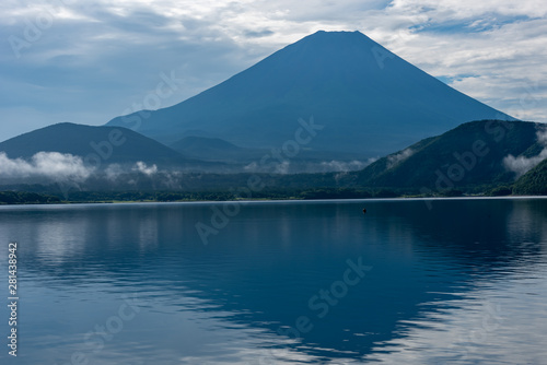本栖湖からの夏の富士山