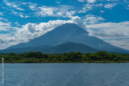 精進湖からの夏の富士山