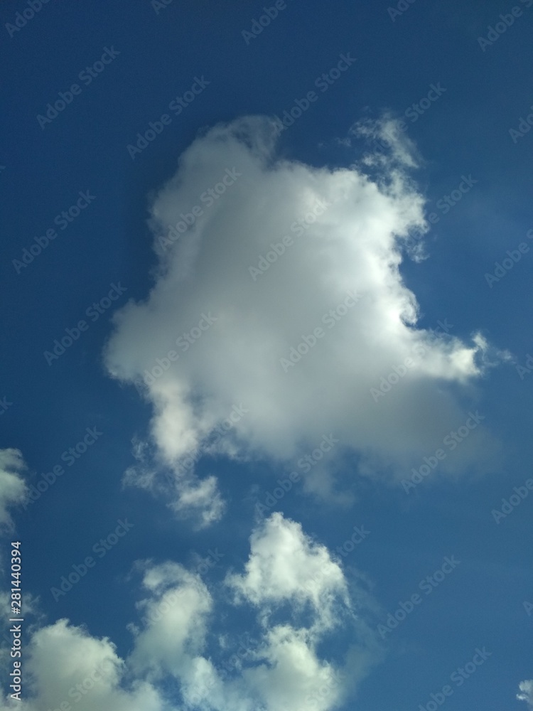 Obraz premium White clouds in the sky