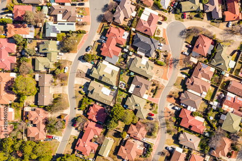 Foto Aerial view of streets and rooftops in the suburb of Holt in Canberra, Australia