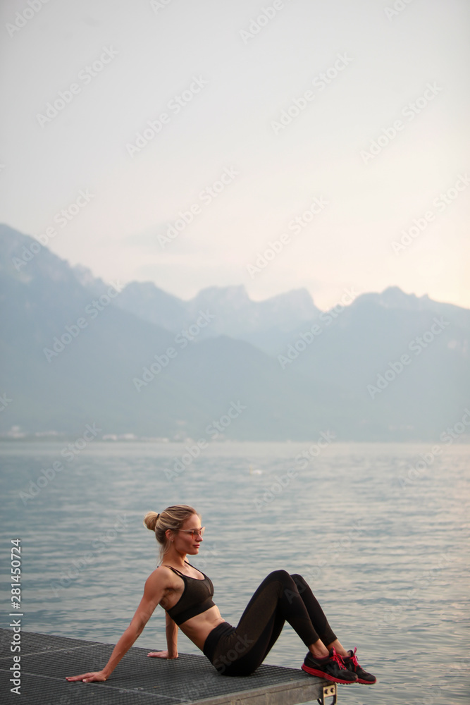 Jeune femme admirant le lac Léman après le sport Jeune femme admirant le lac Léman après le sport