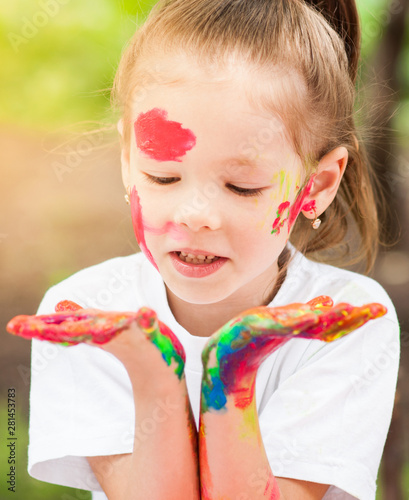 girl paints with fingers