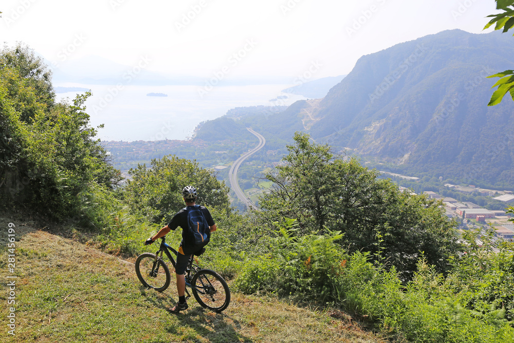 Mountainbiker am Lago Maggiore