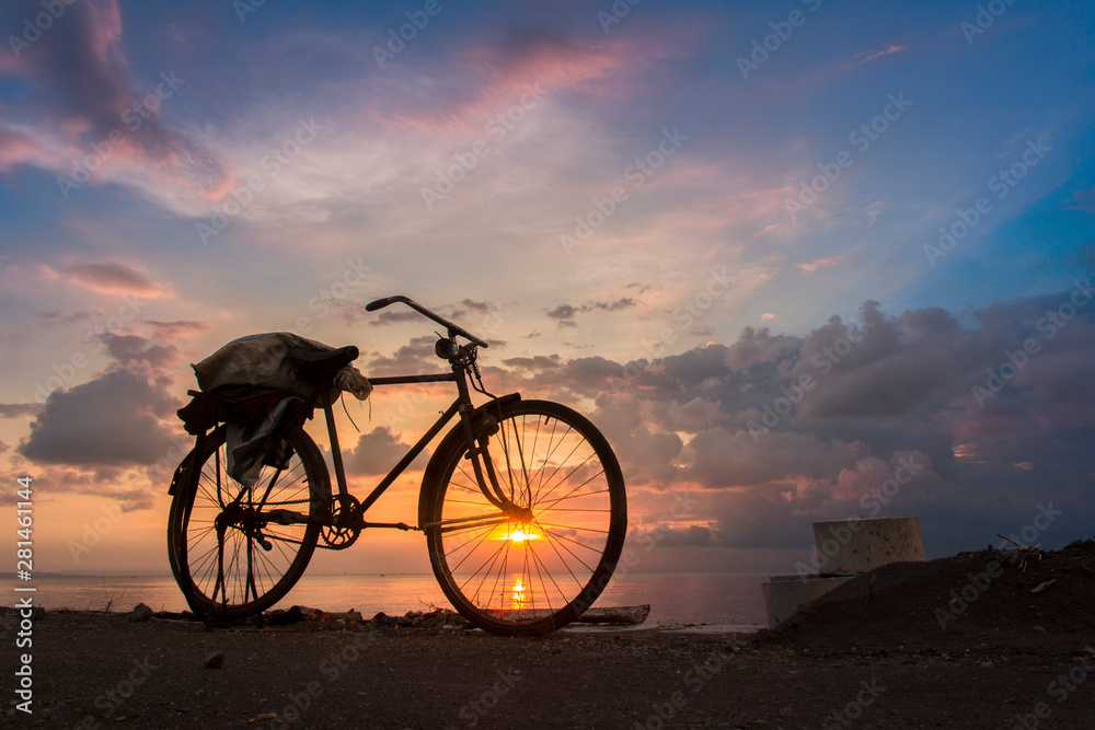Fototapeta premium sunset view with silhouette bicycle
