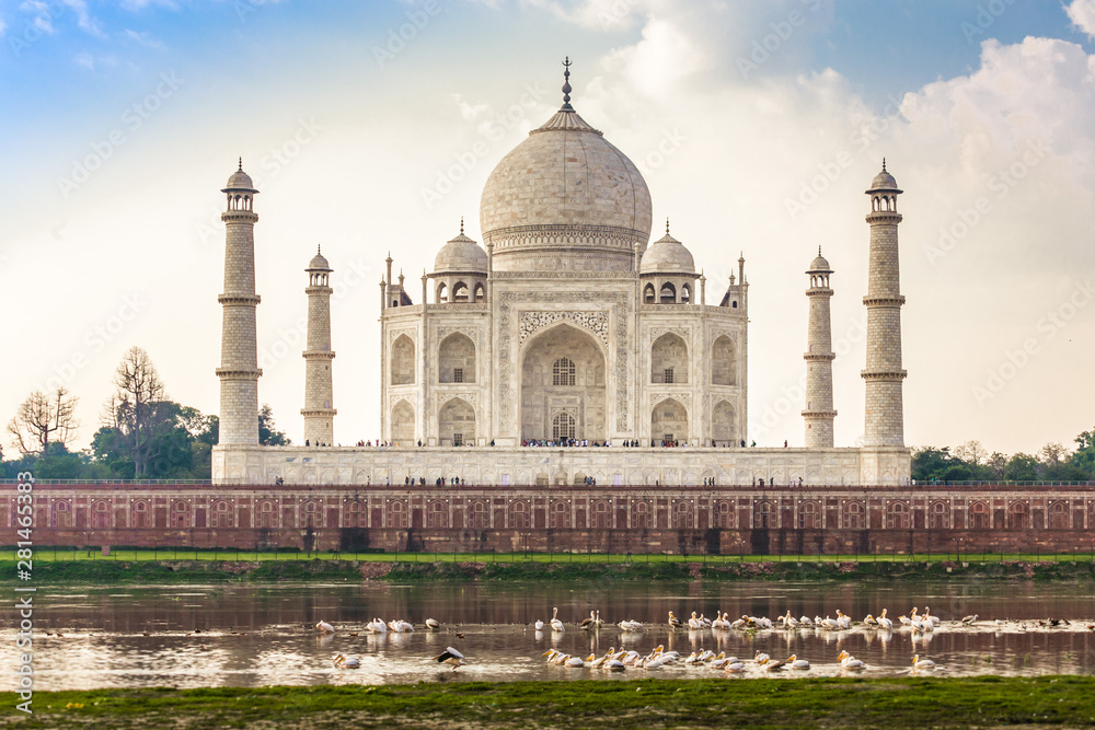Obraz premium Taj Mahal situated in Agra, Uttar Pradesh, India - UNESCO world heritage monument built by Mughal emperor Shah Jahan in memory of her beloved wife Mumtaz