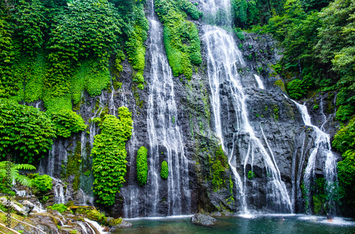 kaskada-wodospadu-w-dzungli-w-tropikalnym-lesie-deszczowym