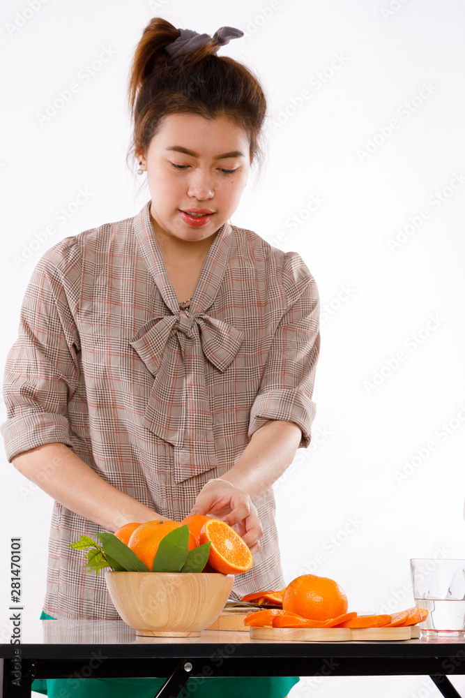 girl is learning to make fruit juicc