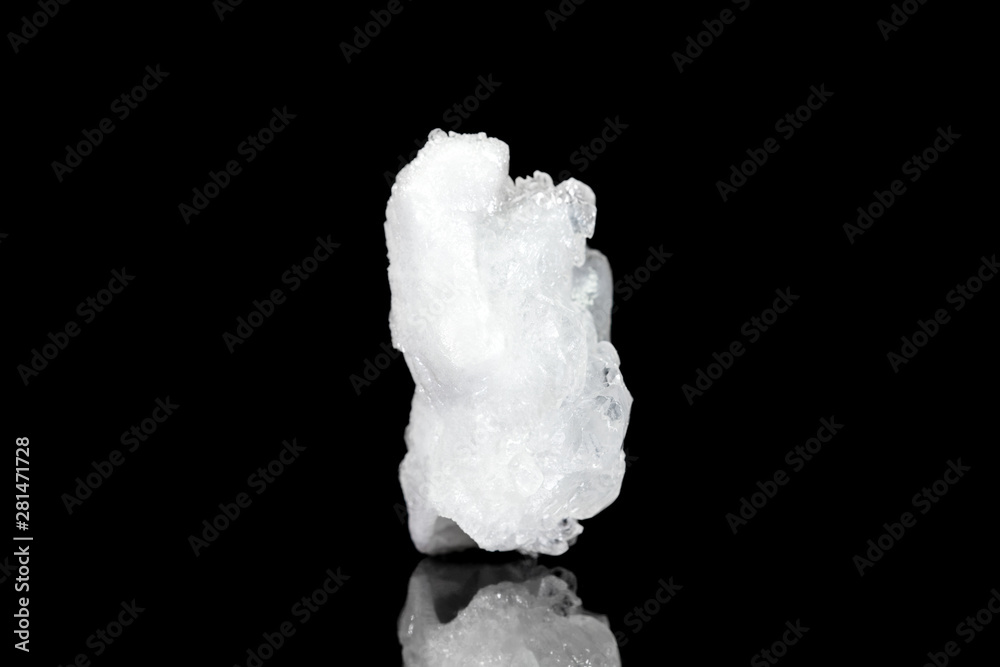 Milchquarz oder weißer Quarz Rohstein vor Hintergrund schwarz, Mineralien und Heilsteine Milchquarz oder weißer Quarz Rohstein vor Hintergrund schwarz, Mineralien und Heilsteine
