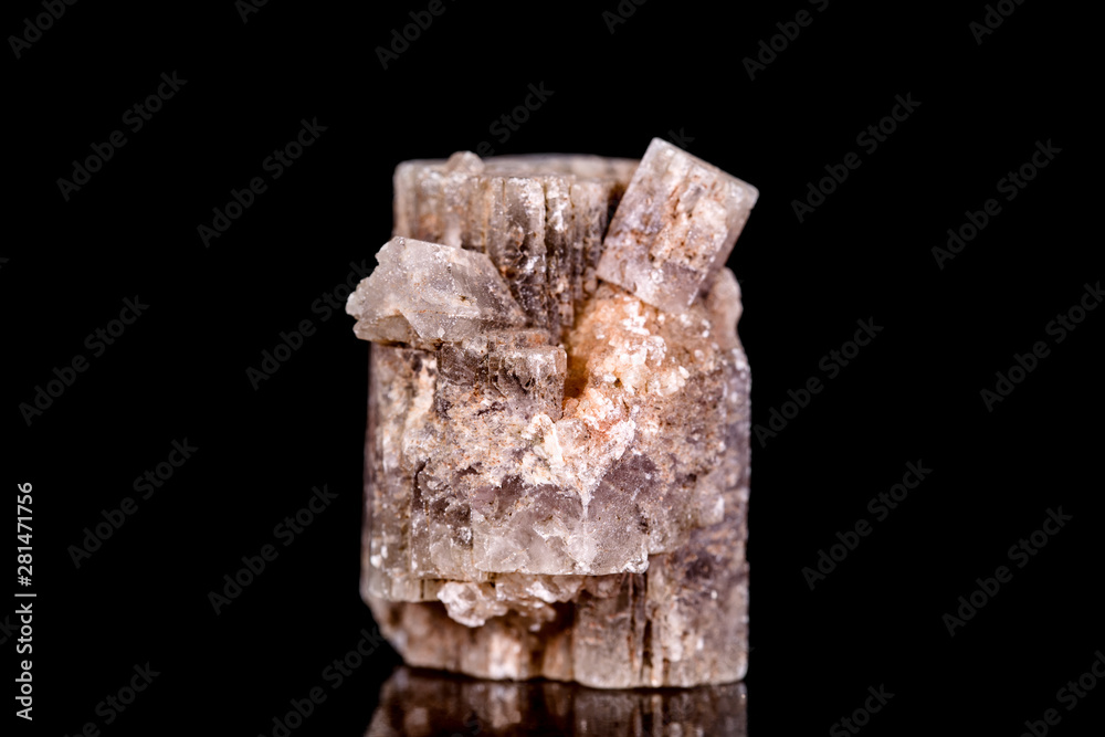 Aragonit Rohstein vor Hintergrund schwarz, Mineralien und Heilsteine Aragonit Rohstein vor Hintergrund schwarz, Mineralien und Heilsteine