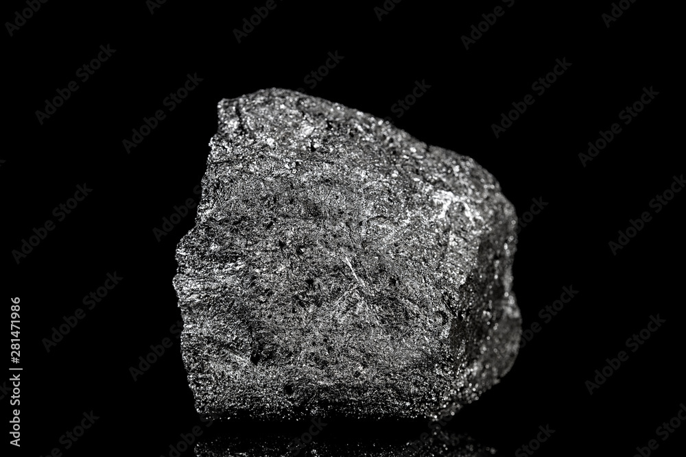 Silicium oder Silizium Element Rohstein vor Hintergrund schwarz, Rohsilicium als Rohstoff Silicium oder Silizium Element Rohstein vor Hintergrund schwarz, Rohsilicium als Rohstoff