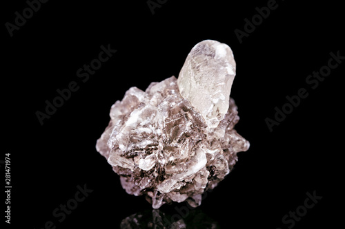 Selenit oder Marienglas Rohstein vor Hintergrund schwarz, Mineralien und Heilsteine photo