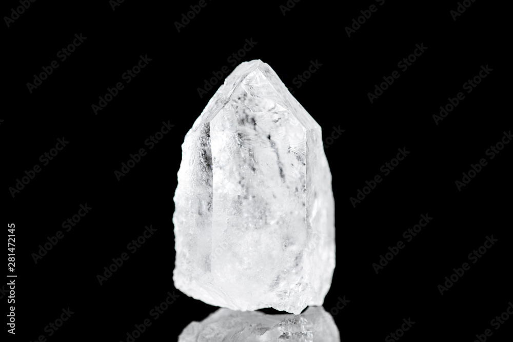 Bergkristall oder reiner Quarz Rohstein vor Hintergrund schwarz, Mineralien und Heilsteine Bergkristall oder reiner Quarz Rohstein vor Hintergrund schwarz, Mineralien und Heilsteine