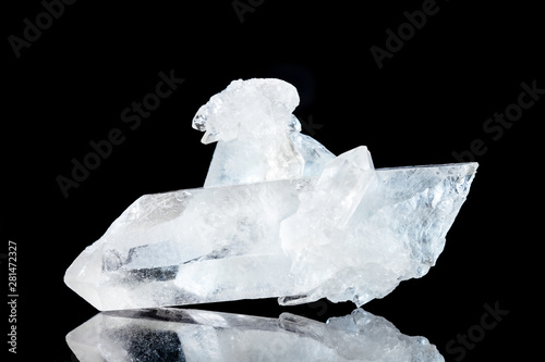 Foto Bergkristall oder reiner Quarz Rohstein vor Hintergrund schwarz, Mineralien und