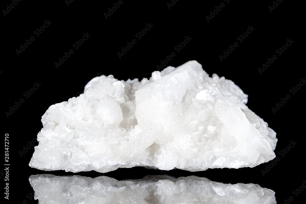 Stilbit oder Desmin Rohstein weiß vor Hintergrund schwarz, Mineralien und Heilsteine