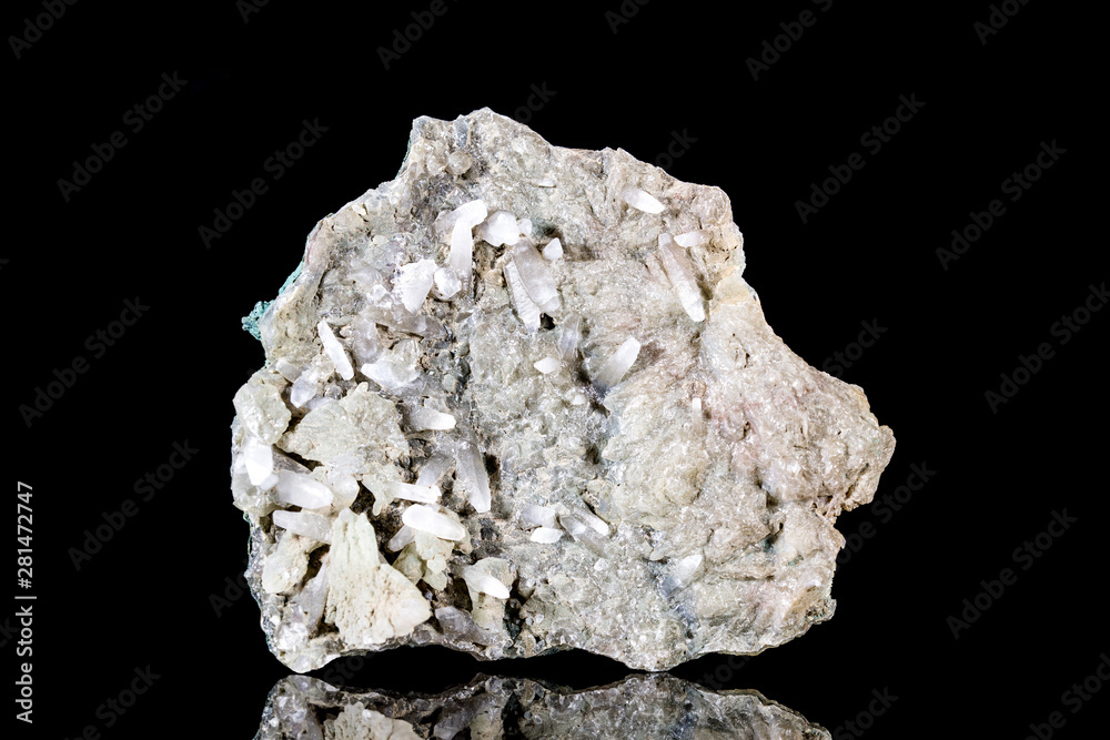 Quarz oder Tiefquarz Rohstein in weiß vor Hintergrund schwarz, Mineralien und Heilsteine Quarz oder Tiefquarz Rohstein in weiß vor Hintergrund schwarz, Mineralien und Heilsteine