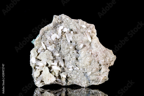 Quarz oder Tiefquarz Rohstein in weiß vor Hintergrund schwarz, Mineralien und Heilsteine