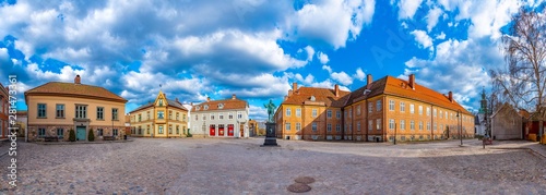 Cuadro en lienzo Torvet square in Fredrikstad with statue of the founder of the city - king Fredr
