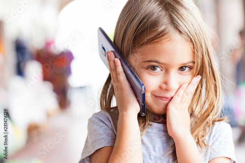 kleines Kind beim Telefonieren photo